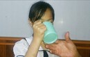 Bộ GD-ĐT yêu cầu xử nghiêm vụ cô giáo bắt học sinh uống nước giặt giẻ lau bảng