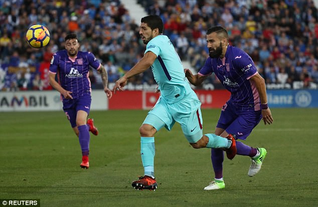 Barcelona băng về đích sớm trong thế “tọa sơn quan hổ đấu”