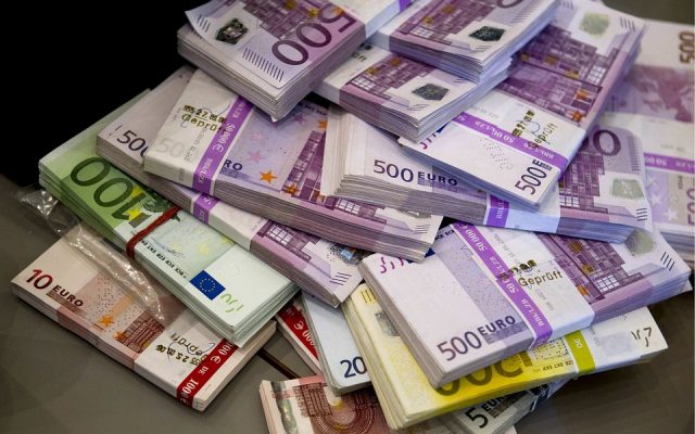 Các bộ trưởng Ba Lan quyết định trả lại toàn bộ phần thưởng đã nhận