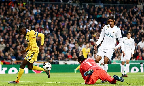Ronaldo ghi bàn phút bù giờ, cứu Real khỏi thảm kịch như Barca