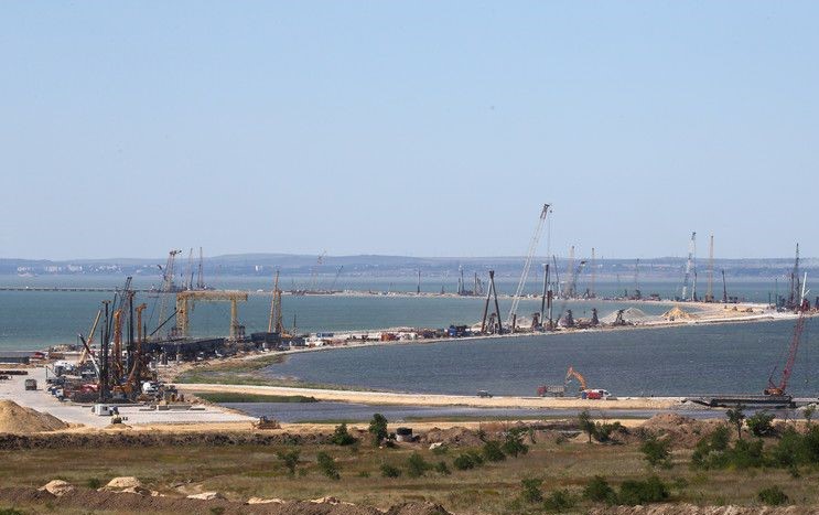 Ukraine áp lệnh trừng phạt đối với các công ty tham gia xây cầu qua eo biển Kerch Crimea