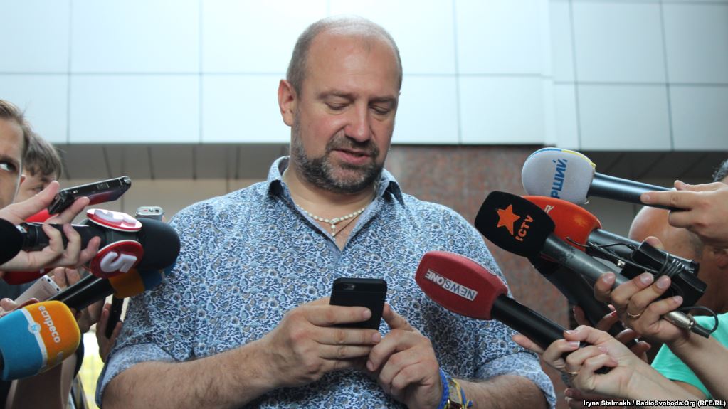 Đại biểu quốc hội Melnhichuk đánh gãy mũi đại biểu Linko ngay sau chương trình truyền hình NewsOne