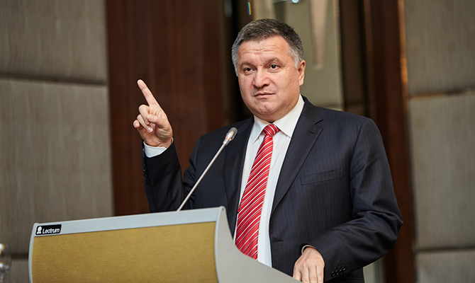 Bộ trưởng nội vụ Ukraine Avakov tặng vũ khí cho 65 cảnh sát hình sự có thành tích đặc biệt