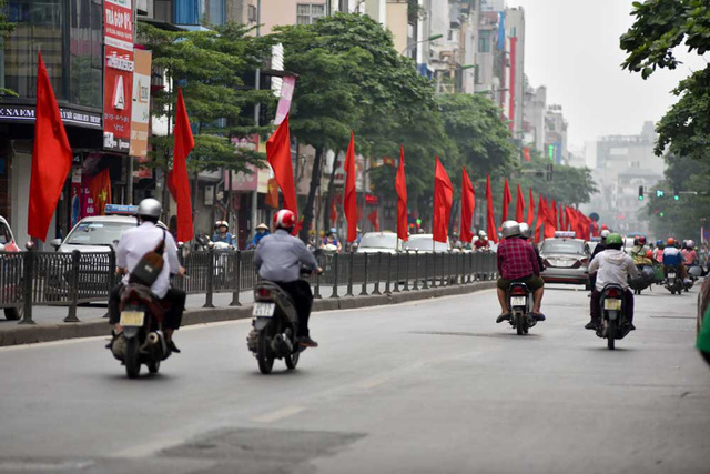 Hà Nội rợp cờ đỏ sao vàng kỷ niệm ngày thống nhất đất nước