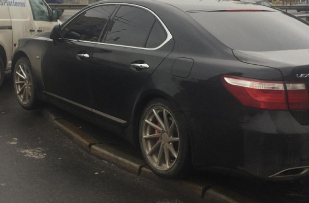 Kiev: Cái chết bí hiểm của doanh nhân trong xe Lexus, có dây thắt nhựa thắt trên cổ