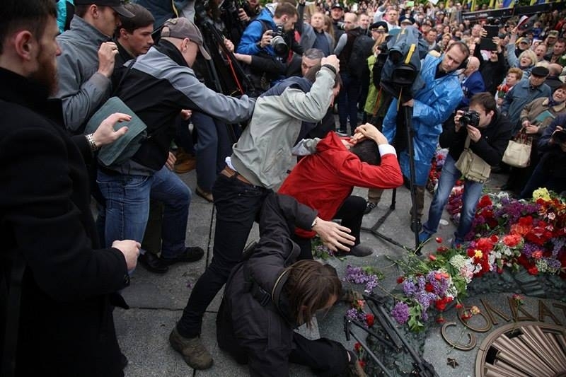 Ukraine: Trong ngày 9/5 có 14 người bị bắt vì mang các phù hiệu cấm
