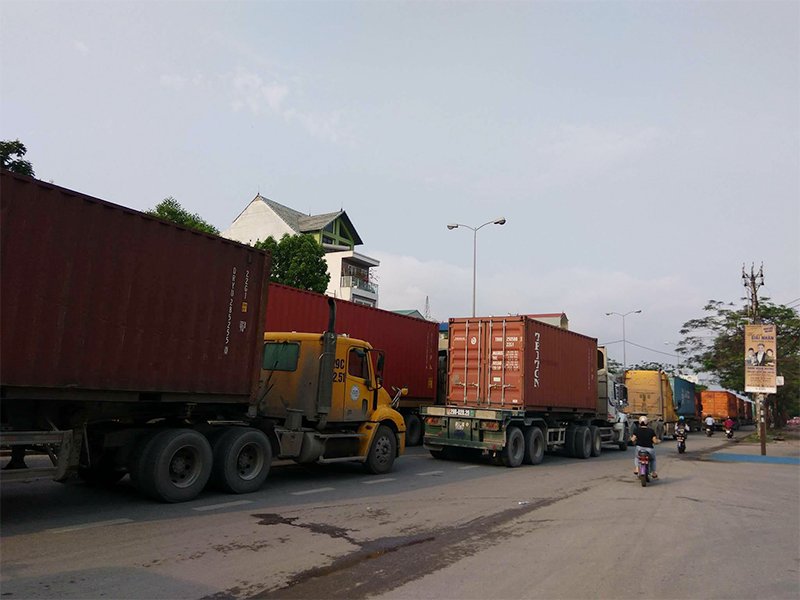 2 xe container nổ tung trước cổng trường, 2 người tử vong