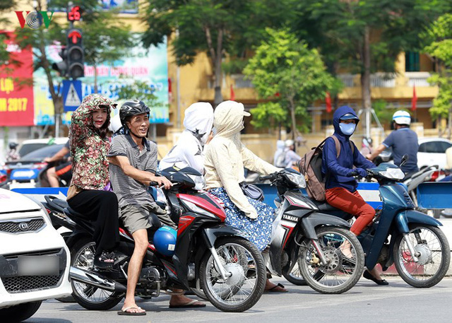 Dân Hà Nội khổ sở tìm cách chống nắng nóng đầu hè