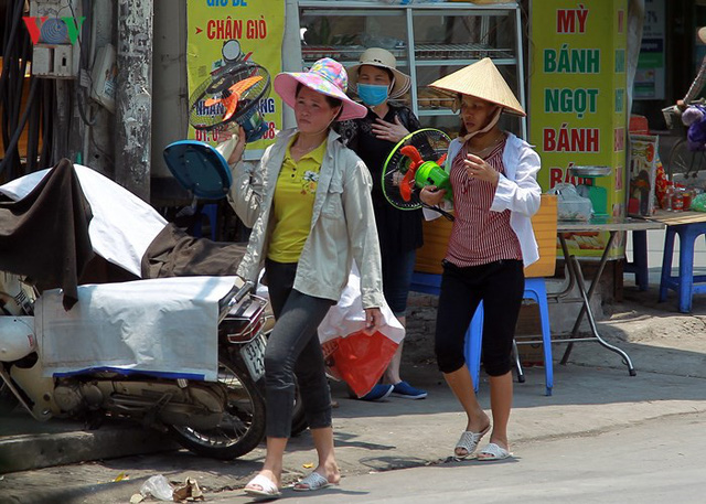 Dân Hà Nội khổ sở tìm cách chống nắng nóng đầu hè