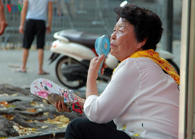 Dân Hà Nội khổ sở tìm cách chống nắng nóng đầu hè