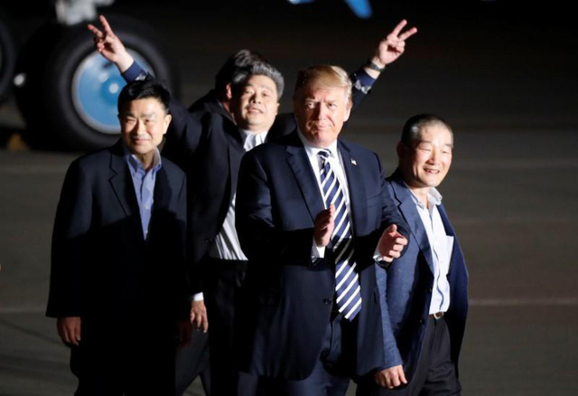 Tổng thống Trump đích thân đón 3 công dân Mỹ được Triều Tiên phóng thích