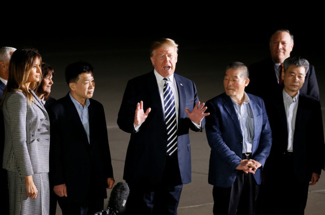 Tổng thống Trump đích thân đón 3 công dân Mỹ được Triều Tiên phóng thích