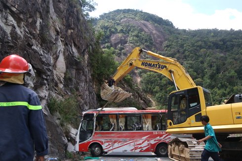 Hiện trường vụ lật xe khách trên đèo, 17 người thương vong