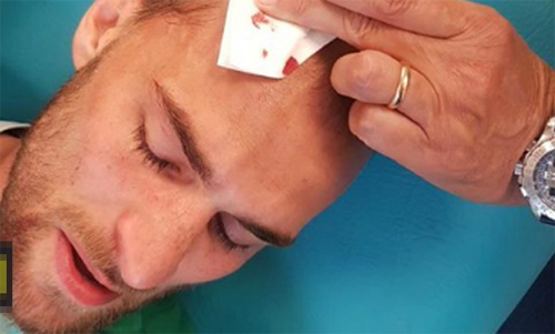 50 CĐV đeo khăn che mặt, quây đánh đội cũ của Ronaldo