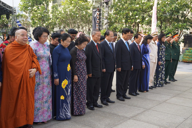 Lãnh đạo TPHCM dâng hương, hoa mừng sinh nhật Bác