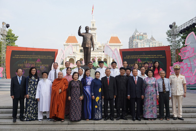 Lãnh đạo TPHCM dâng hương, hoa mừng sinh nhật Bác