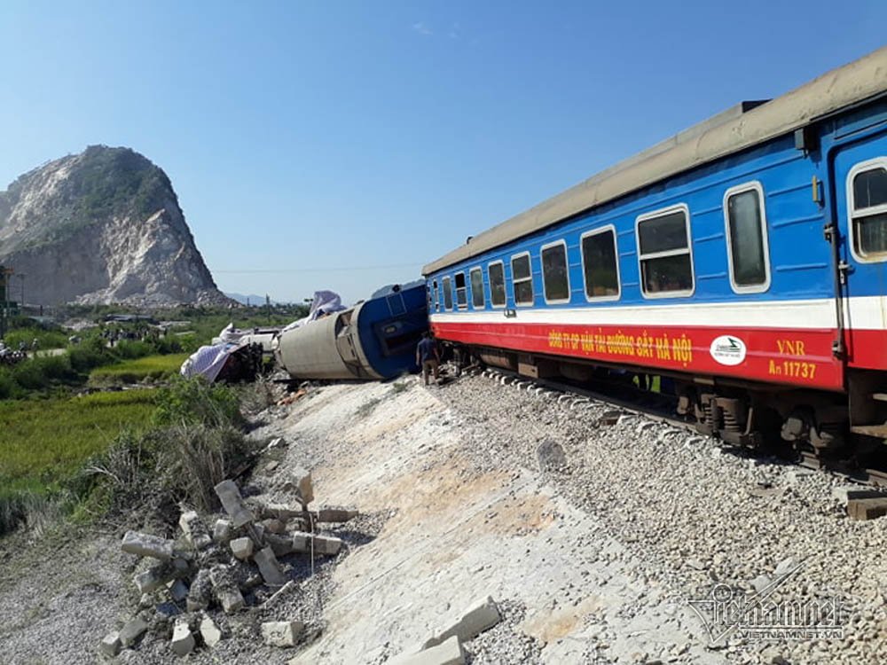 Tàu hỏa đâm xe tải: Khoan cắt đầu tàu đưa 2 thi thể ra ngoài