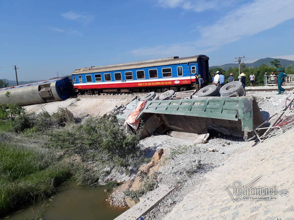 Tàu hỏa đâm xe tải: Khoan cắt đầu tàu đưa 2 thi thể ra ngoài