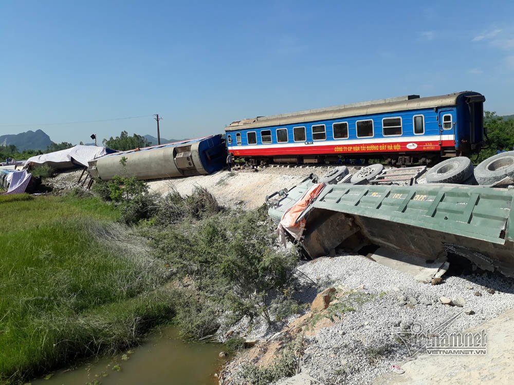 Tàu hỏa đâm xe tải: Khoan cắt đầu tàu đưa 2 thi thể ra ngoài