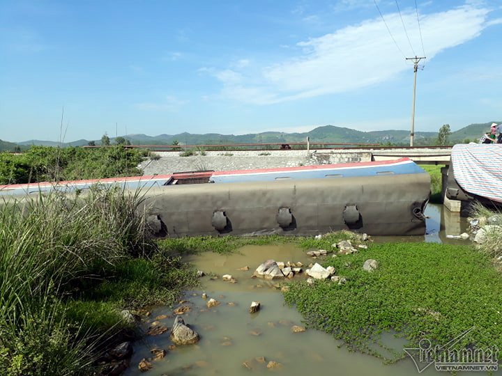 Tàu hỏa đâm xe tải: Khoan cắt đầu tàu đưa 2 thi thể ra ngoài