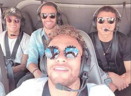 Neymar cùng dàn tuyển thủ Brazil háo hức cưỡi trực thăng đón World Cup 2018