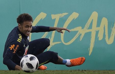 Neymar cùng dàn tuyển thủ Brazil háo hức cưỡi trực thăng đón World Cup 2018