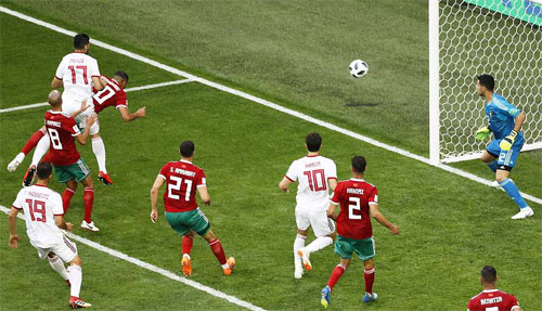Iran hạ Morocco nhờ bàn phản lưới phút bù giờ