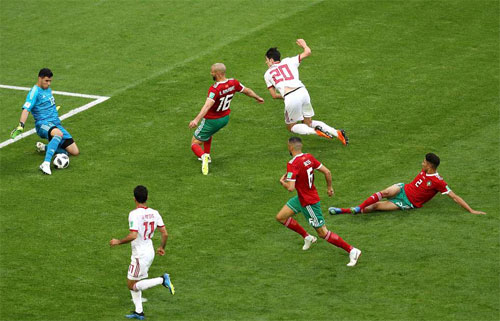 Iran hạ Morocco nhờ bàn phản lưới phút bù giờ