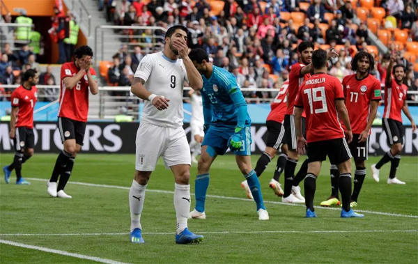 Suarez, Cavani vô duyên, Uruguay thắng nhọc Ai Cập