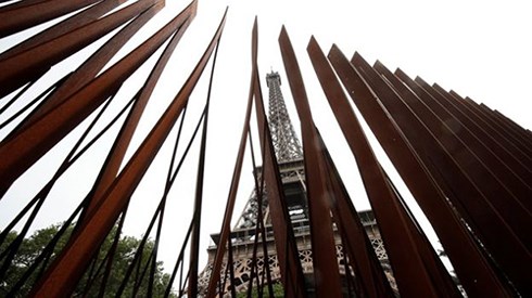 Pháp dựng hàng rào kính 40 triệu USD chống khủng bố quanh tháp Eiffel