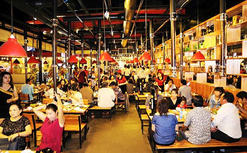 Chân dung hai ông lớn dẫn đầu chuỗi bán lẩu, nướng, bia tươi