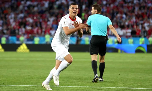 Thụy Sĩ bám sát Brazil ở bảng E