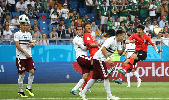 Mexico đặt một chân vào vòng 1/8