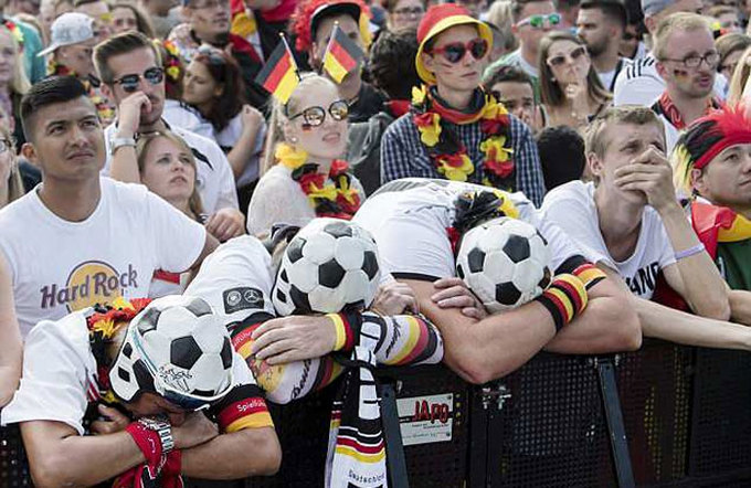 Nước mắt CĐV Đức ở Berlin