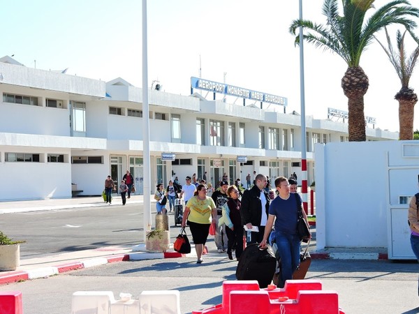 Hơn 300 du khách Ukraine bị kẹt tại sân bay Tunisia