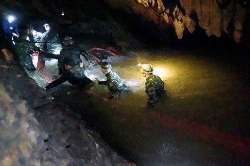 Cứu đội bóng Thái Lan bị mắc kẹt: Chờ nước rút hay dạy kỹ năng lặn?