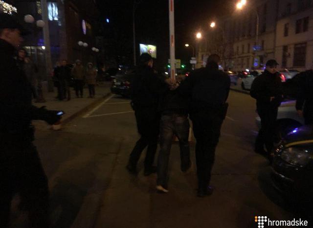 Kiev: Cảnh sát nổ súng bắn người đàn ông vũ trang bắt cóc người phụ nữ qua đường