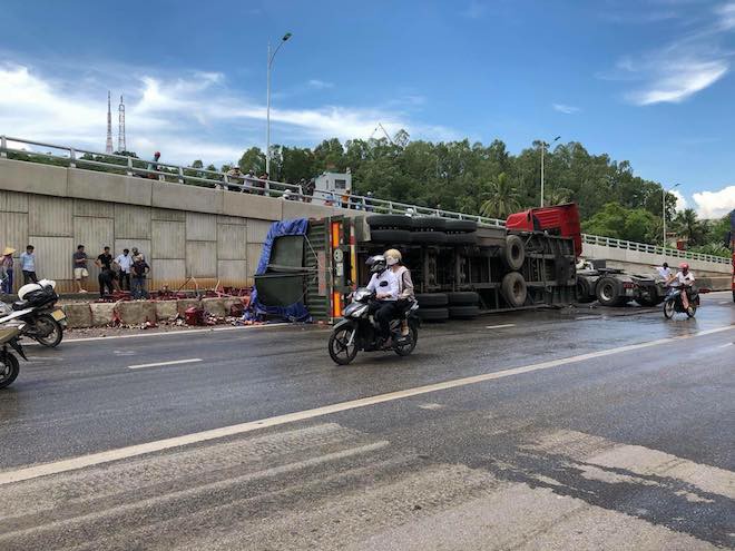 Sau tiếng nổ lớn ở lốp xe, hàng nghìn chai bia vỡ tung toé trên đường