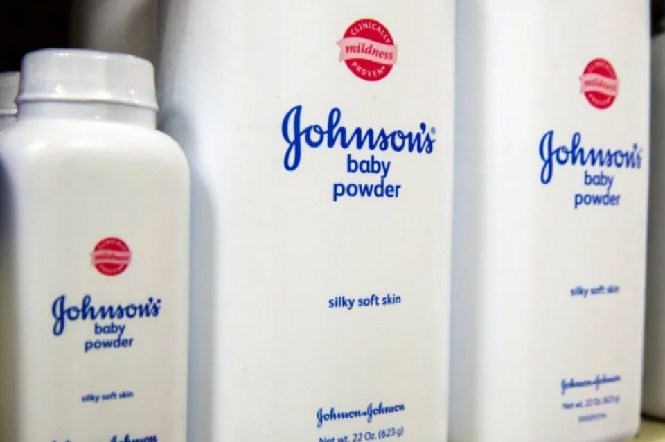 Johnson & Johnson lại bị lĩnh án phạt vì phấn rôm có chất gây ung thư