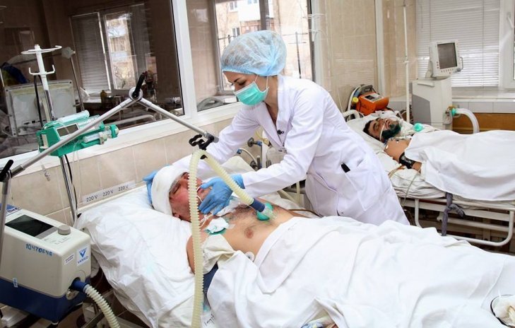 Chủ tịch Trung tâm phòng chống tham nhũng bị đổ phẩm xanh, mắt bị bỏng vì hoá chất