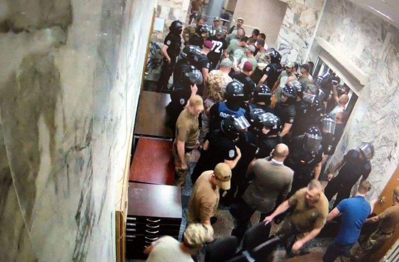 Những kẻ lạ mặt đột nhập vào toà nhà Cục phòng chống tham nhũng Ukraine, đập phá đồ đạc