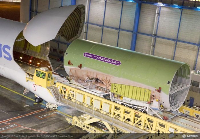 Chiêm ngưỡng máy bay cá voi khổng lồ Airbus vừa ra mắt