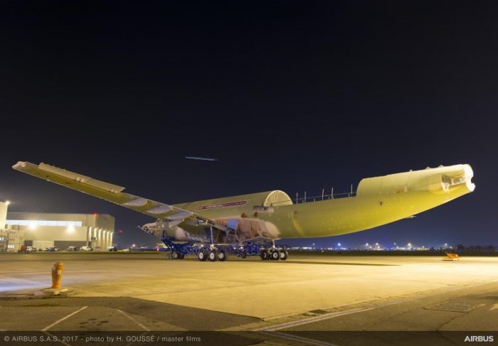 Chiêm ngưỡng máy bay cá voi khổng lồ Airbus vừa ra mắt