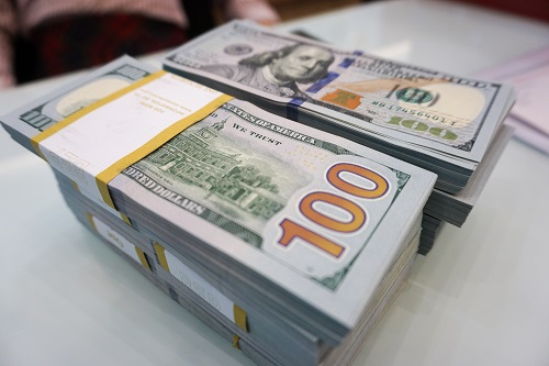 Ngân hàng Nhà nước tiếp tục tăng giá bán, USD tự do vượt 23.400 đồng