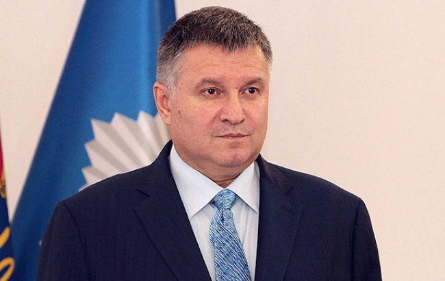 Avakov công bố về chấm dứt tình trạng xếp hàng để nhận hộ chiếu ra nước ngoài