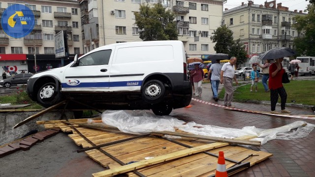 Poltava: Xe nhà băng lao vào xe cảnh sát và bị lật