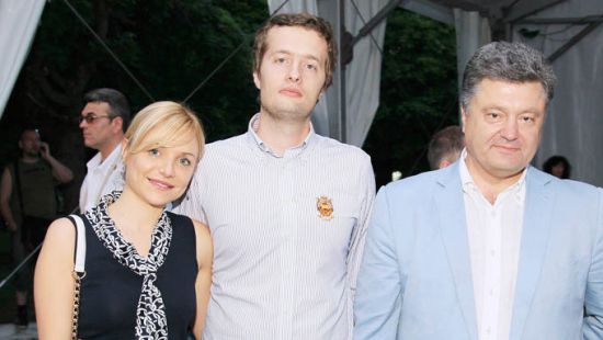 Tổng thống Poroshenko tặng con trai 1,1 triệu grivna và một phần nhà ở Kozine