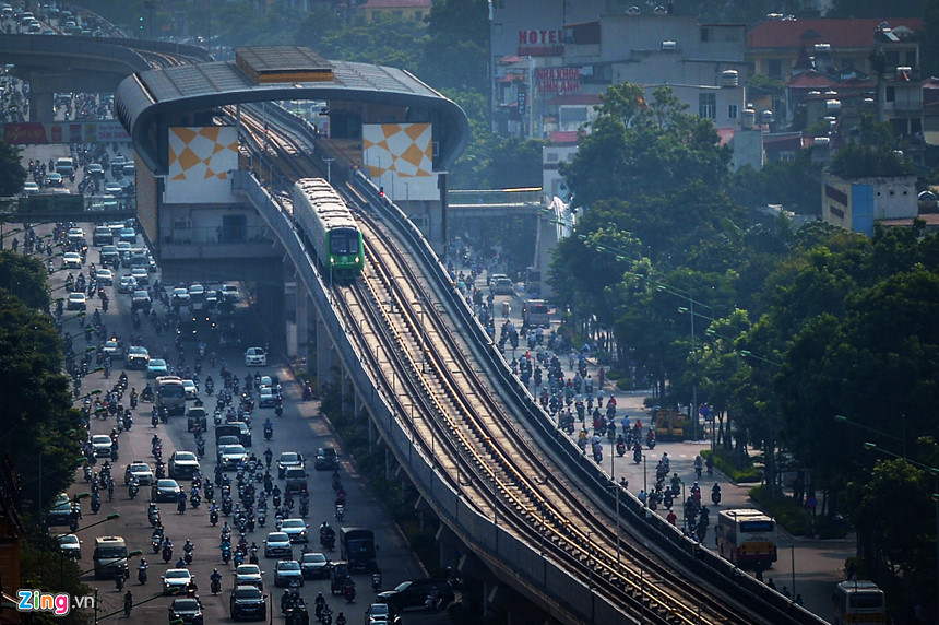 Tàu đường sắt trên cao lăn bánh qua các tuyến phố Hà Nội