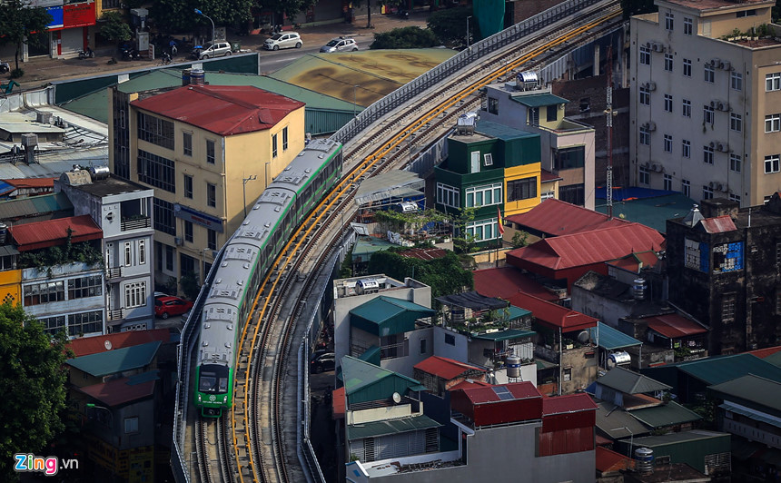 Tàu đường sắt trên cao lăn bánh qua các tuyến phố Hà Nội