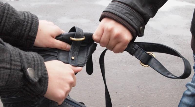 Kiev: Tên cướp giật túi, bỏ chạy, nhưng bị gãy chân